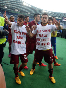 25/05/2015, LAZIO vs ROMA (Serie A) NELLA FOTO : FLORENZI E TOTTI A FINE PARTITA SOTTO LA SUD (Foto Bartoletti)