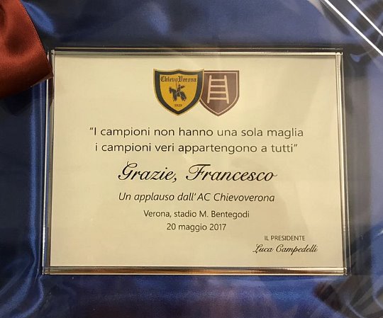 Chievo-Roma: la targa che Campedelli ha regalato a Totti